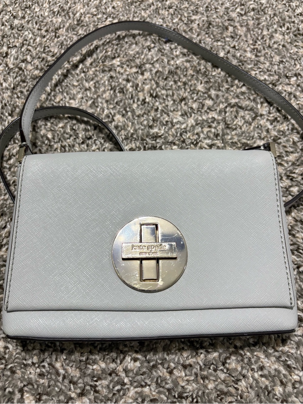 kate spade light gray crossbody with turnlock